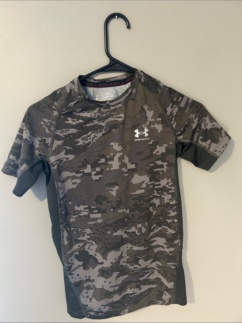 Under Armour Boy’s Large Green / Gray Camo Short Sleeve Compression Shirt